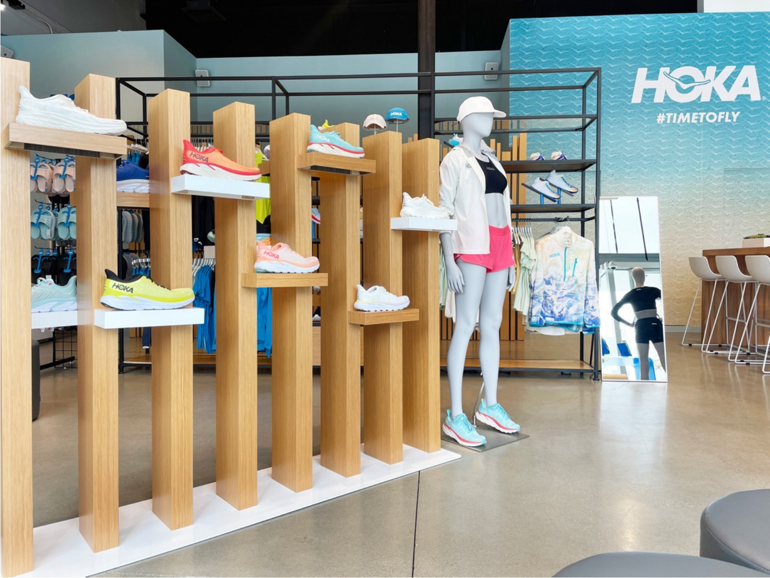 Adjustable Magnetic Retail Display for Hoka